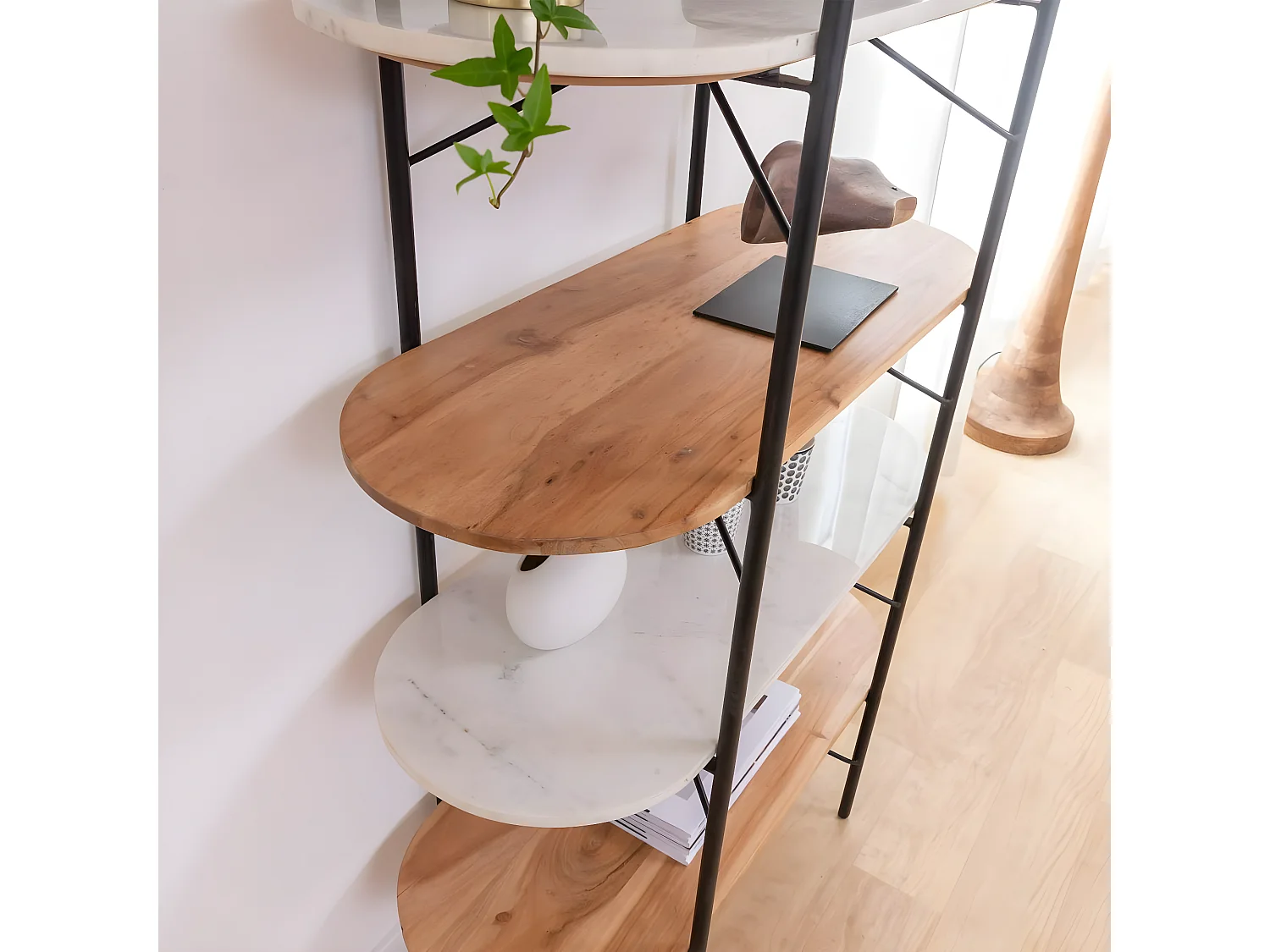 Estante de madera de acacia y mármol Scott - Chic y contemporánea con 3 estantes de madera y 2 de mármol blanco