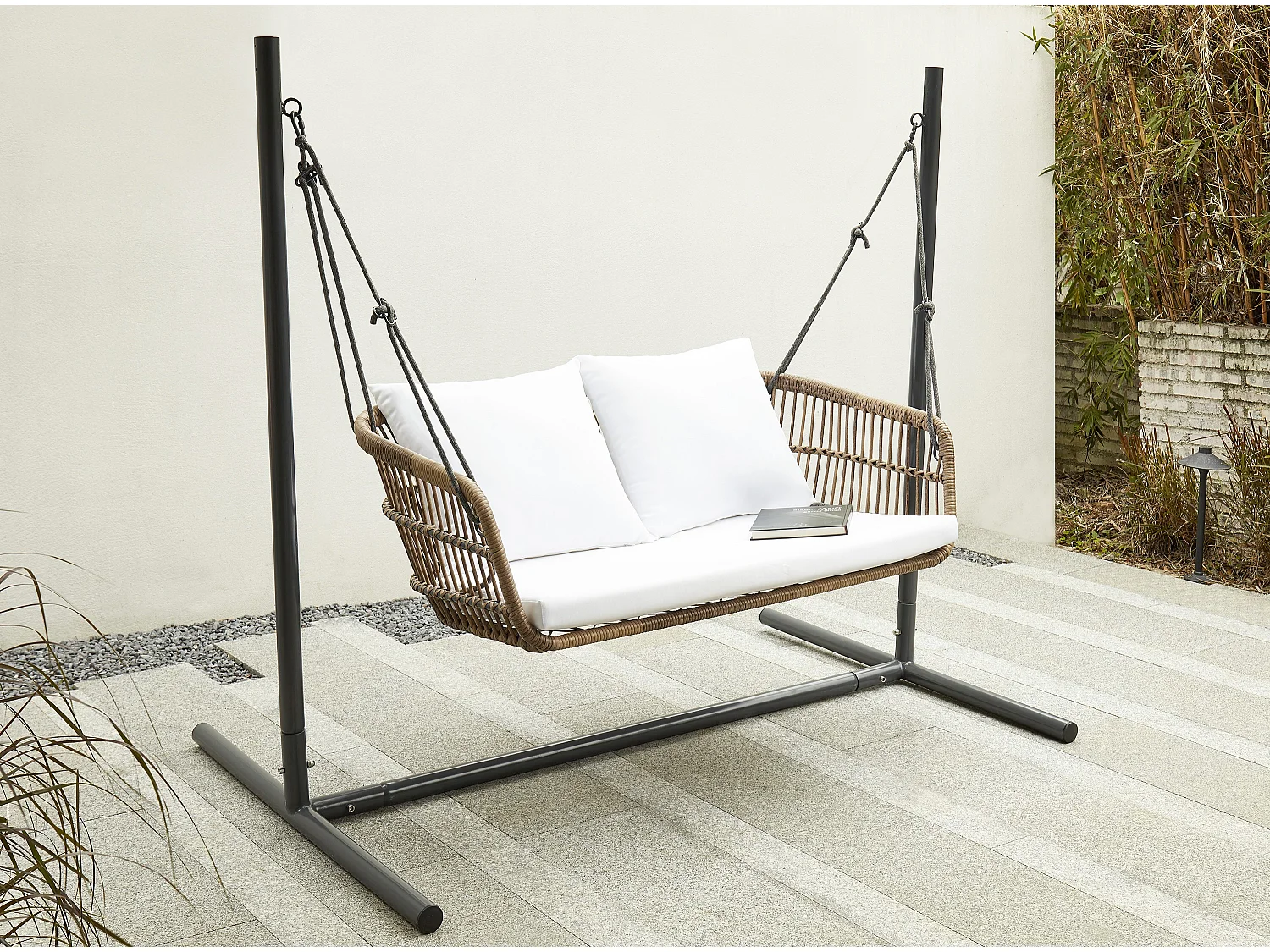 Schommelbankje voor 2 personen van licht naturelkleurig gevlochten hars - NUVEA