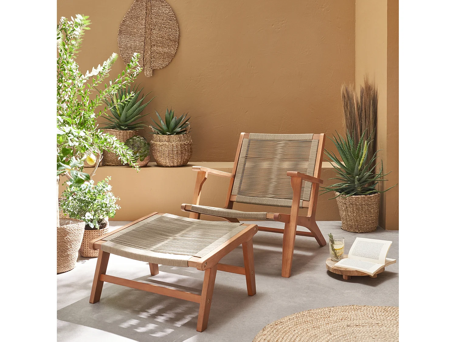 Poltrona relax in legno e corda con poggiapiedi, beige