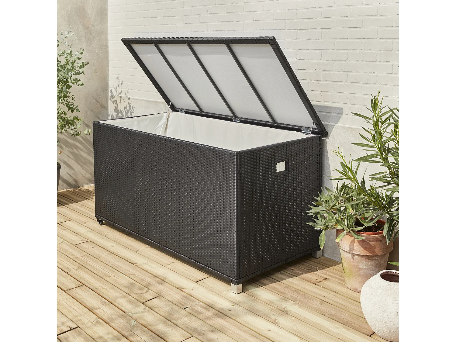 Coffre de jardin en résine tressée - Cassapanca Noir - 790L. vérins. roulettes. poignée et housse intérieure écrue. rangement coussins 162x82cm