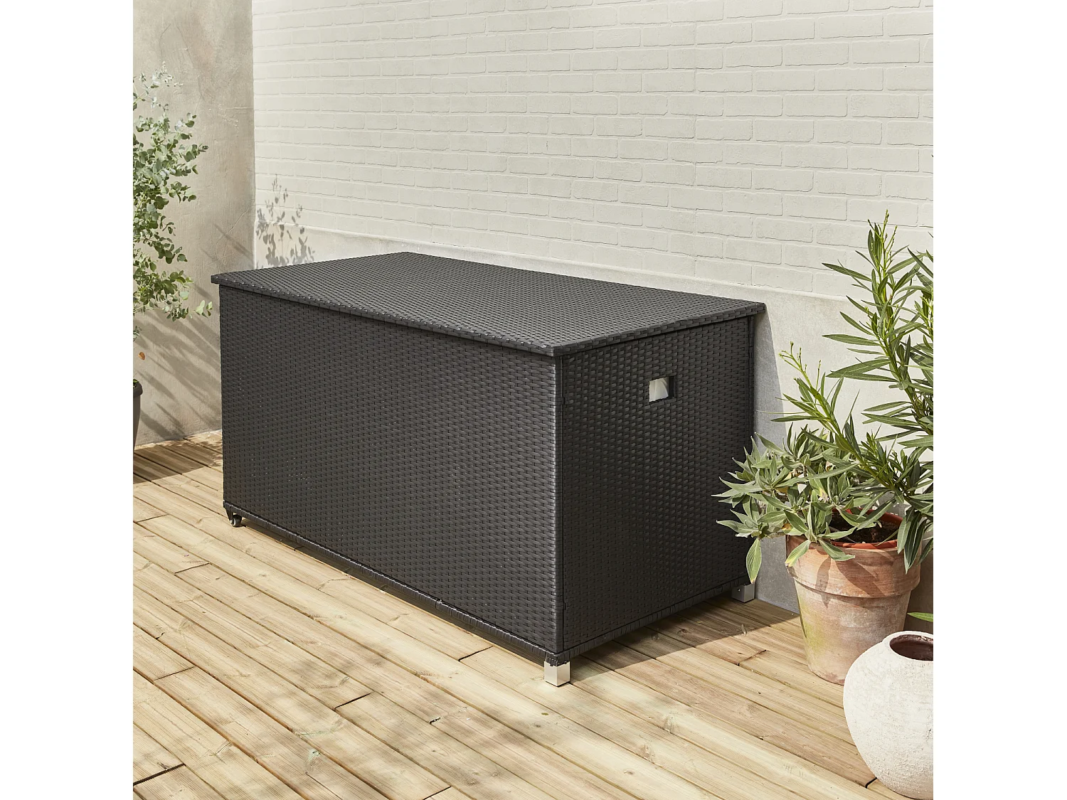 Coffre de jardin en résine tressée - Cassapanca Noir - 790L. vérins. roulettes. poignée et housse intérieure écrue. rangement coussins 162x82cm