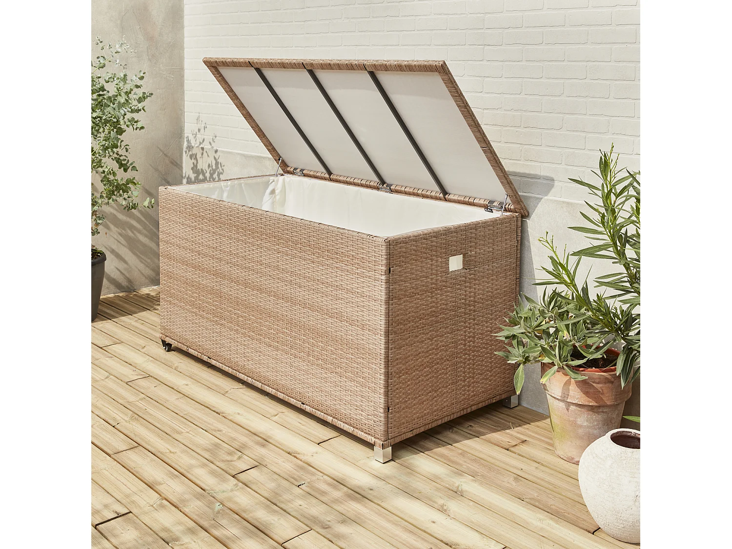 Coffre de jardin en résine tressée naturelle - Cassapanca  - 790L. vérins. roulettes. poignée et housse intérieure beige. rangement coussins 162x82cm