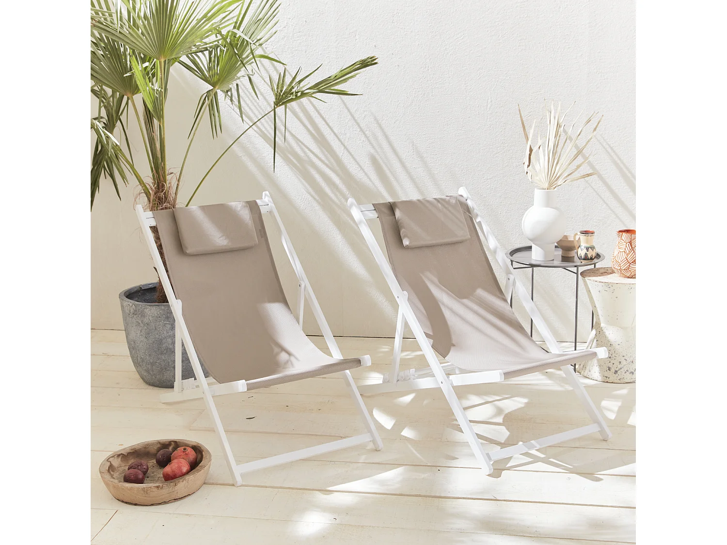 Lot de 2 bains de soleil - Gaia taupe - en aluminium blanc et textilene taupe avec coussin repose tête. chilienne