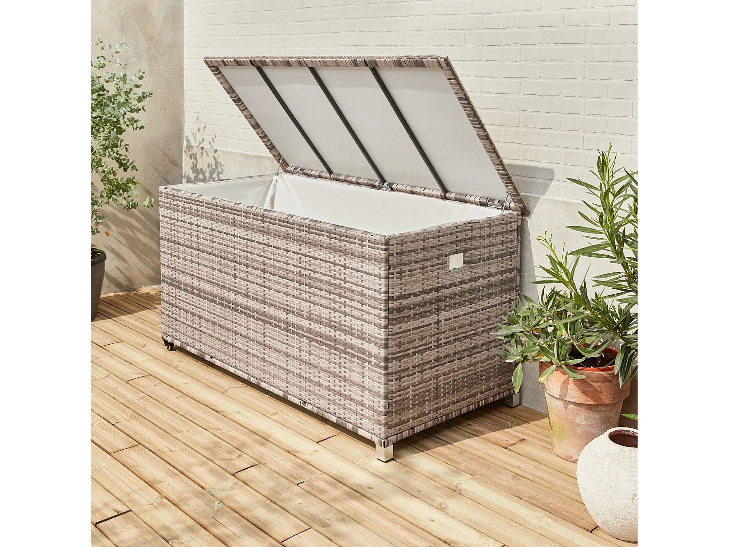 Baule da giardino in resina intrecciata con rotelle e fodera interna,