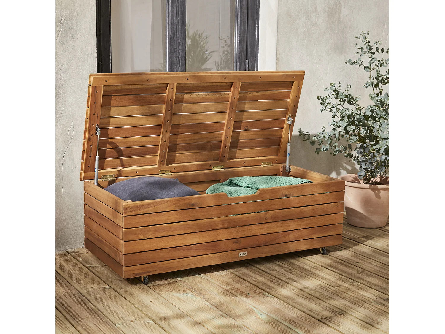 Baule da giardino in legno con rotelle, 110l, marrone naturale