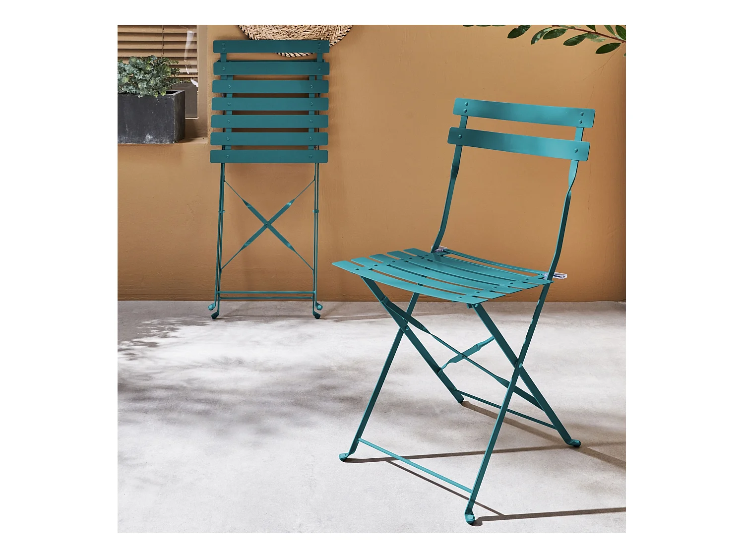 Lot de 2 chaises de jardin bistrot pliables en acier thermolaqué. 49.5 x 41 x 80.5cm