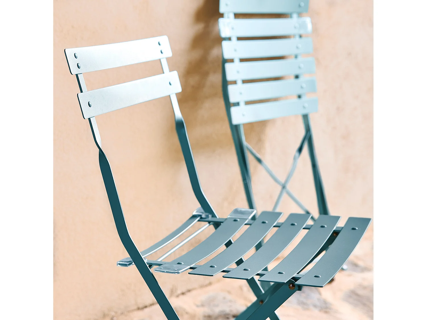 Lot de 2 chaises de jardin bistrot pliables en acier thermolaqué. 49.5 x 41 x 80.5cm