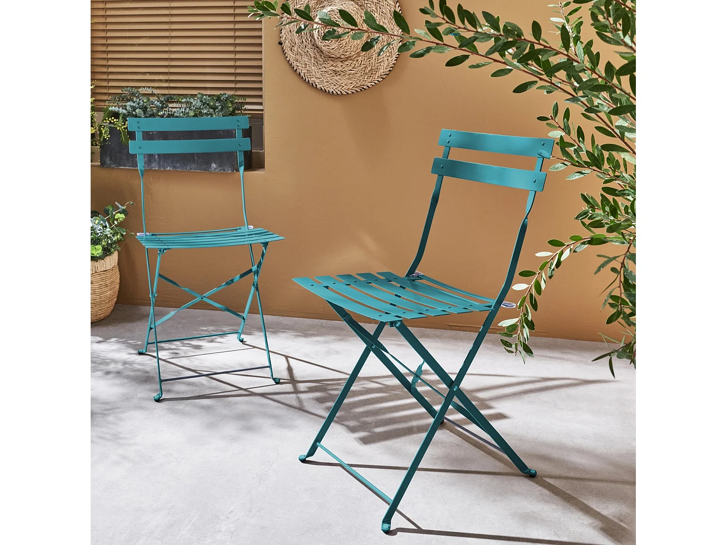 Lot de 2 chaises de jardin bistrot pliables en acier thermolaqué. 49.5 x 41 x 80.5cm