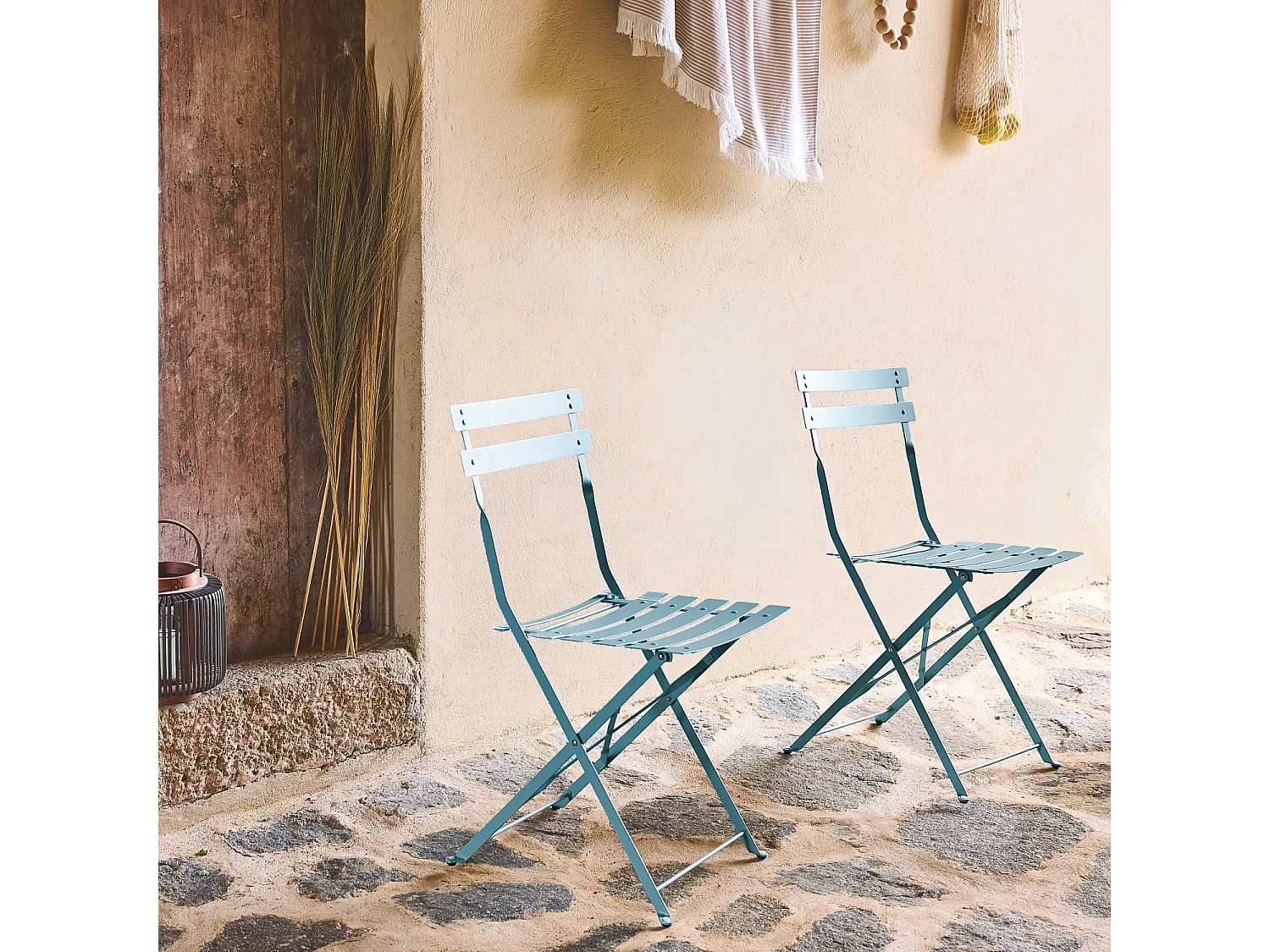 Lot de 2 chaises de jardin bistrot pliables en acier thermolaqué. 49.5 x 41 x 80.5cm