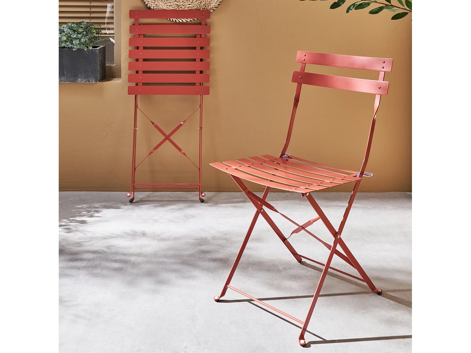 Lot de 2 chaises de jardin bistrot pliables en acier thermolaqué. 49.5 x 41 x 80.5cm