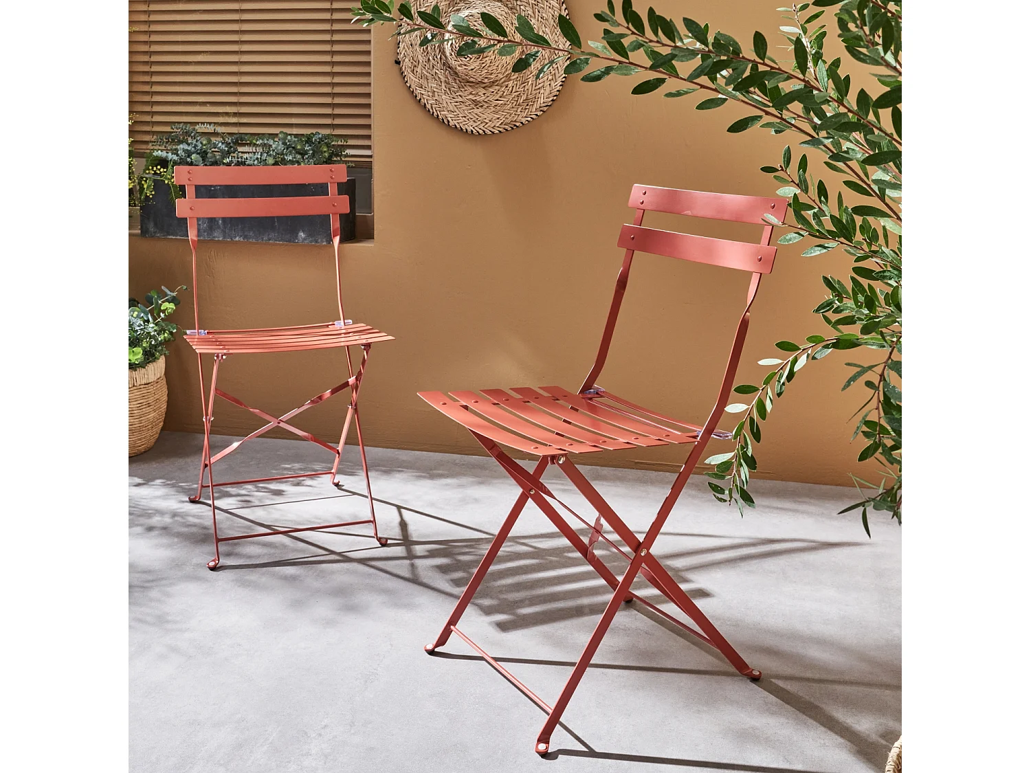 Lot de 2 chaises de jardin bistrot pliables en acier thermolaqué. 49.5 x 41 x 80.5cm