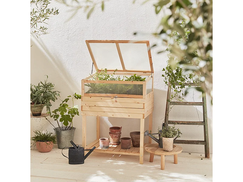 Huerto cuadrado sobre patas de madera madera