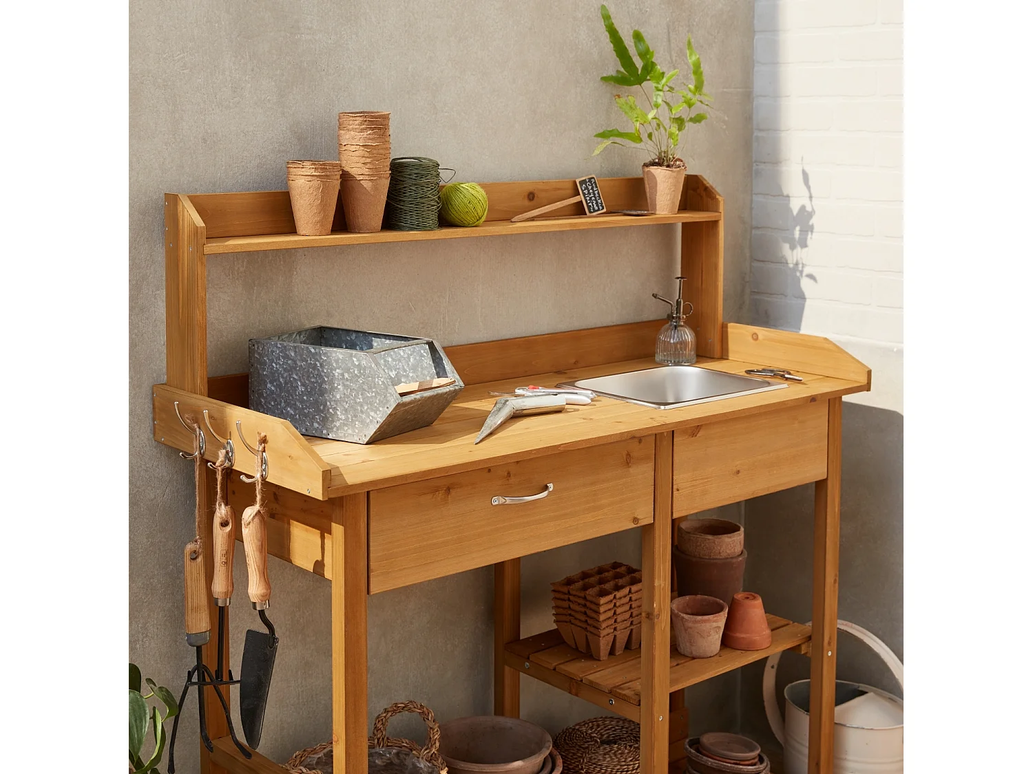 Table de rempotage en bois Capucine. 1 tiroir. 2 étagères. 1 évier. crochets