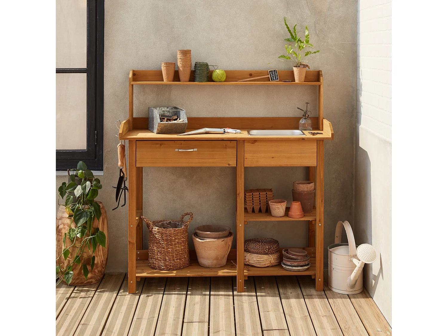 Table de rempotage en bois Capucine. 1 tiroir. 2 étagères. 1 évier. crochets