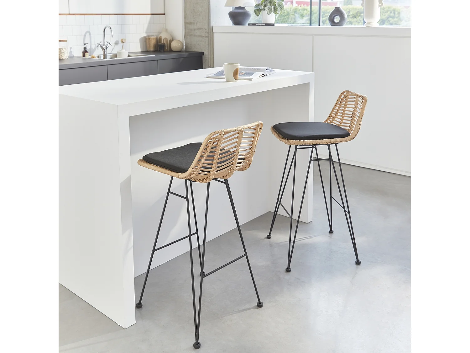 Set di 2 sgabelli da bar in metallo e rattan, 67cm, nero