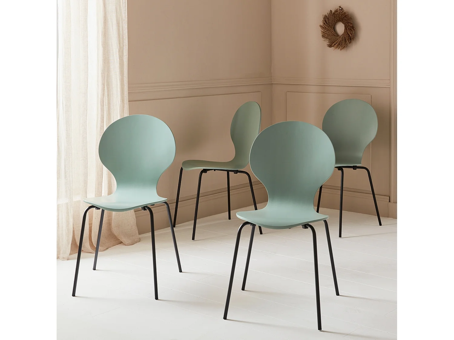 Lot de 4 chaises vert céladon. rétro empilables. bois d'hévéa et contreplaqué. pieds en acier. Naomi. L 43 x P 48 x H 87cm