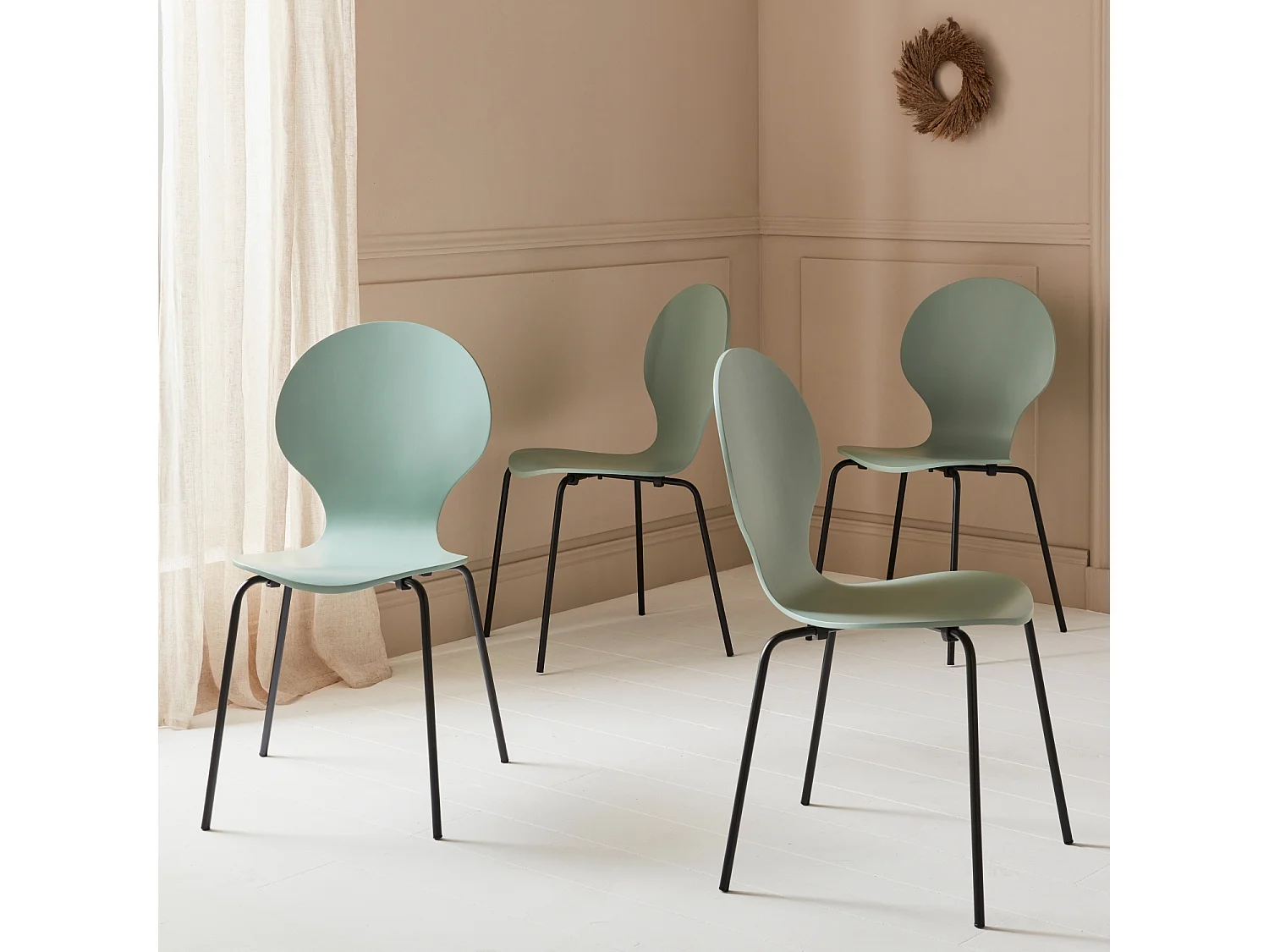 Lot de 4 chaises vert céladon. rétro empilables. bois d'hévéa et contreplaqué. pieds en acier. Naomi. L 43 x P 48 x H 87cm