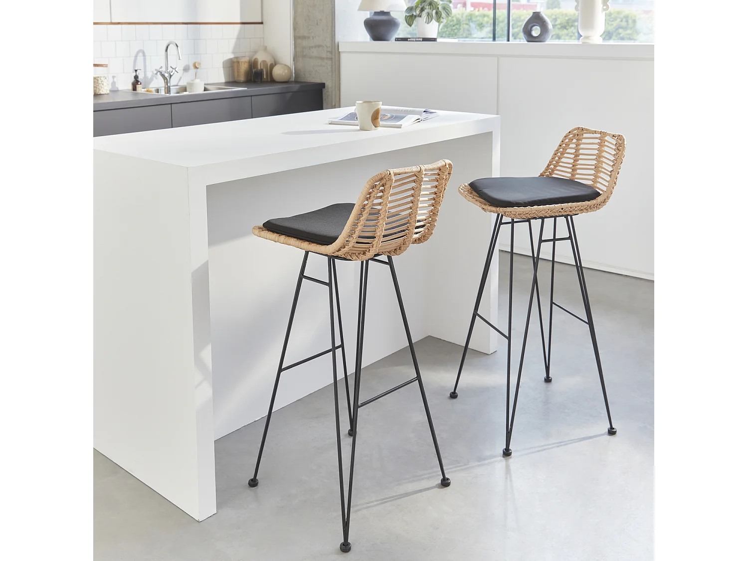 Set di 2 sgabelli da bar in metallo e rattan, nero