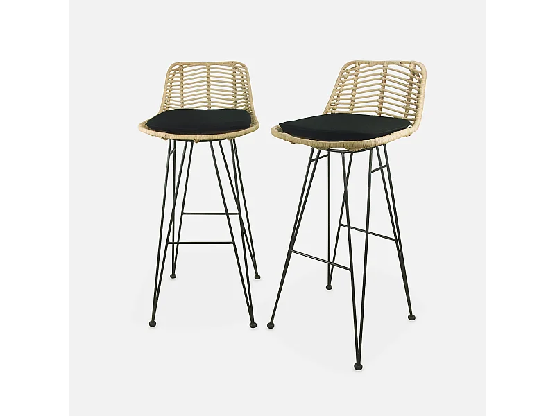 Deux tabourets de bar en rotin naturel et métal. coussins noirs - Cahya