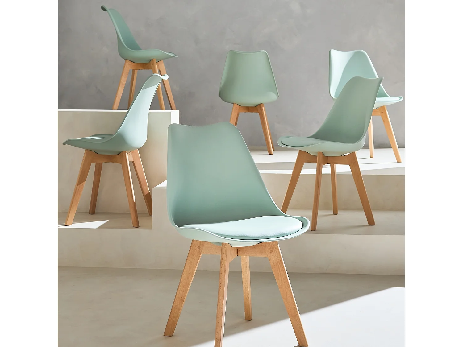 Lot de 6 chaises scandinaves. pieds bois de hêtre. chaises 1 place. vert céladon
