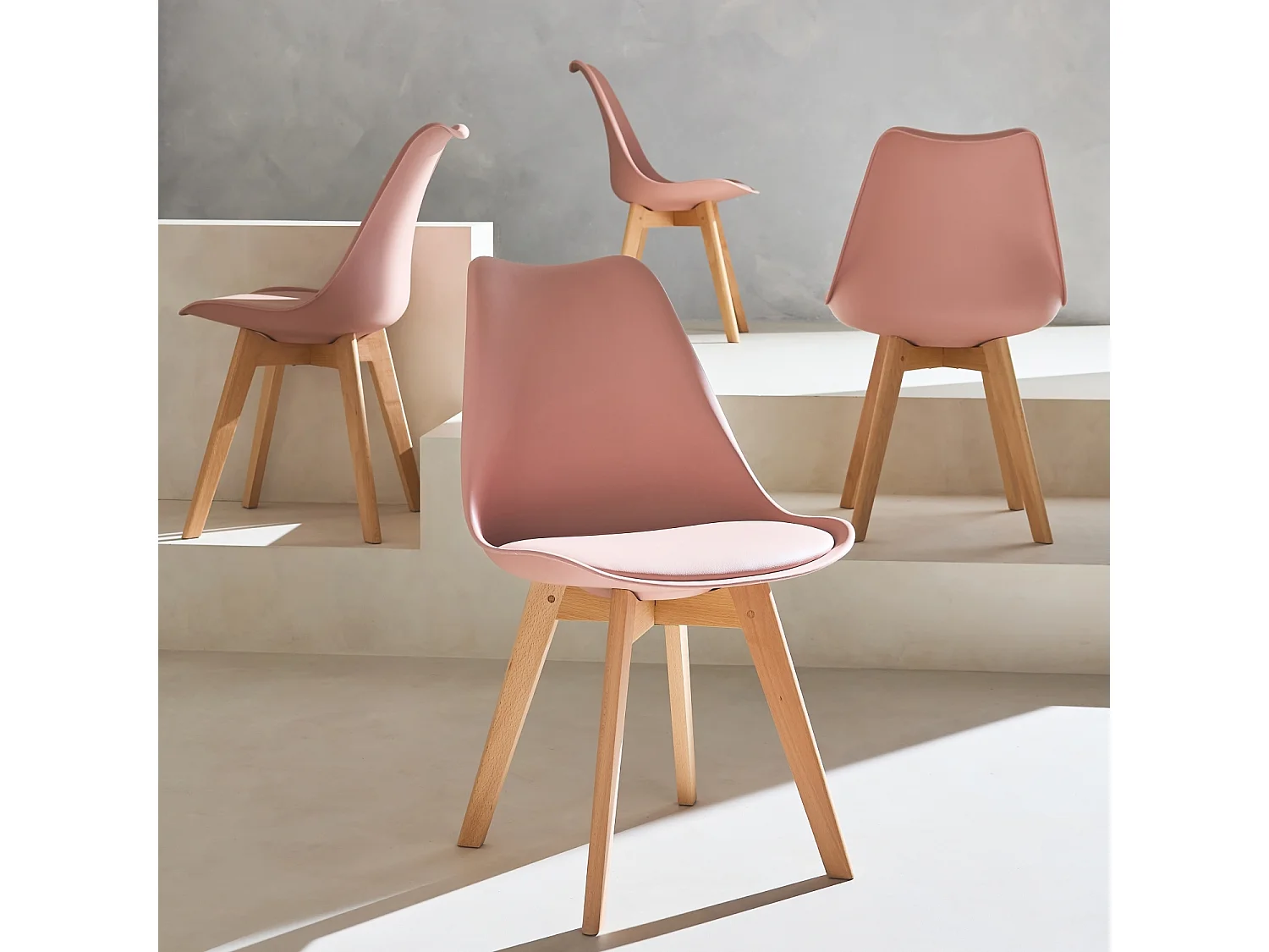 Lot de 4 chaises scandinaves. pieds bois de hêtre. chaises 1 place. vieux rose