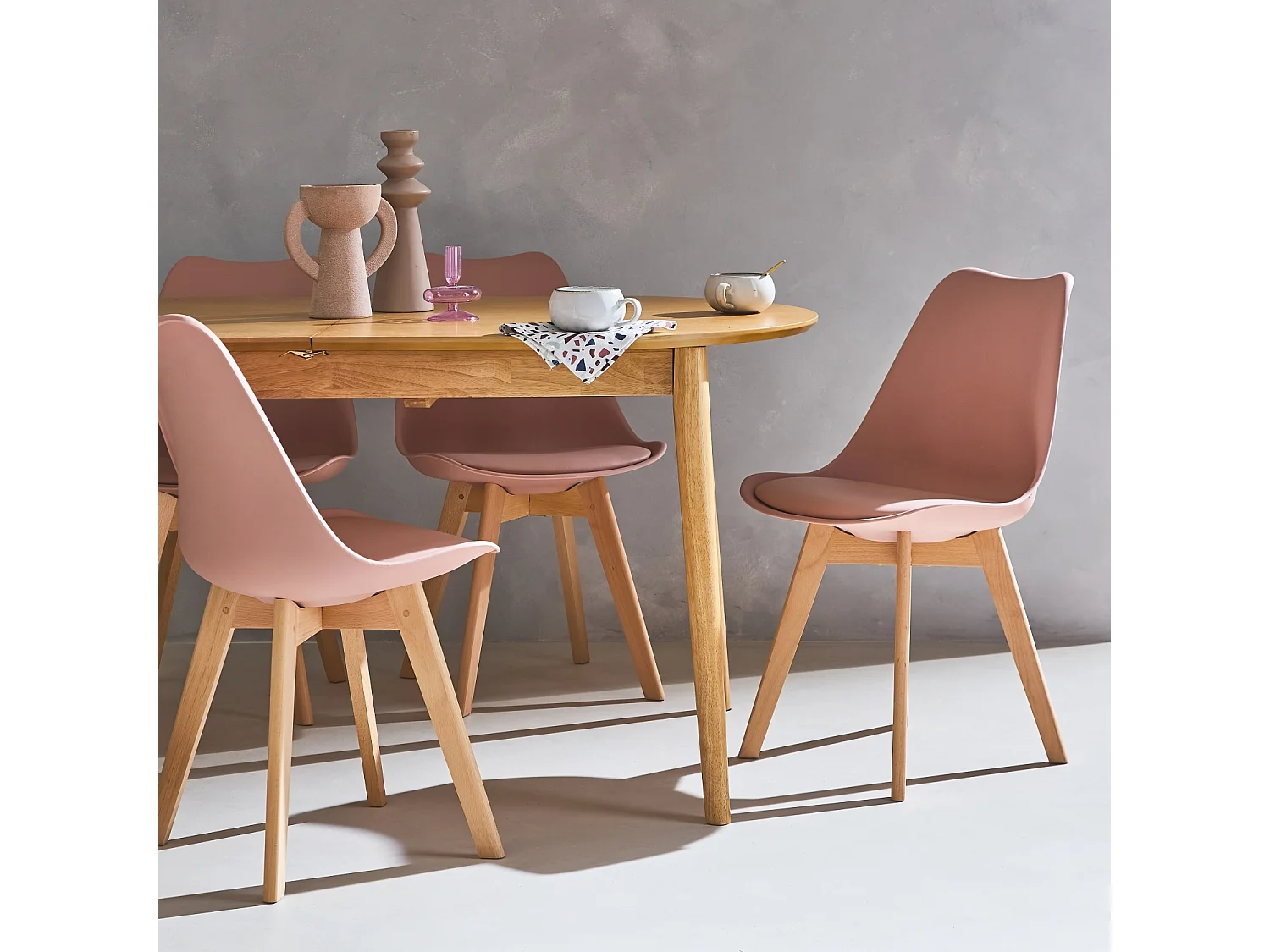 Lot de 4 chaises scandinaves. pieds bois de hêtre. chaises 1 place. vieux rose