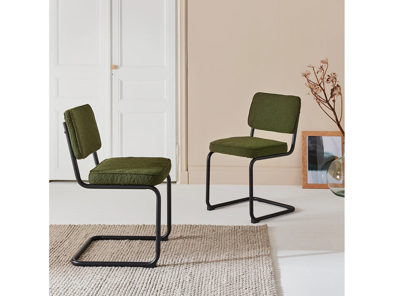 Lot de 2 chaises cantilever bouclette texturée verte. Maja. L46 x P54.5x H84.5cm