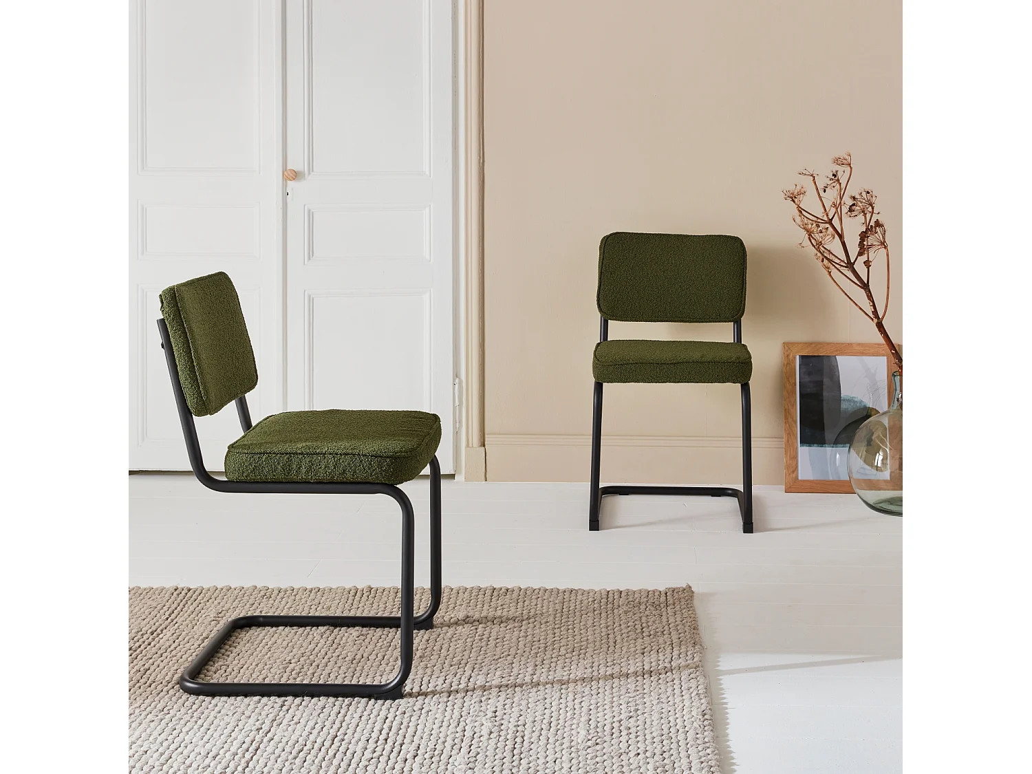 Lot de 2 chaises cantilever bouclette texturée verte. Maja. L46 x P54.5x H84.5cm