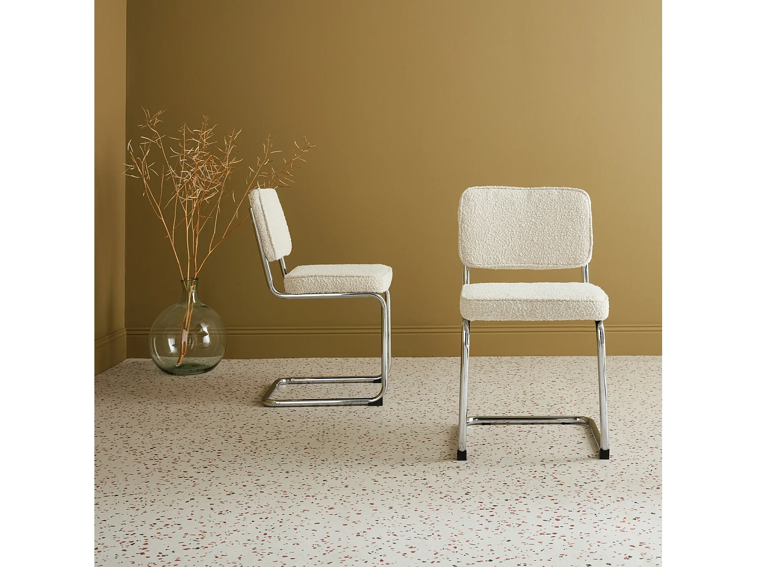 Lot de 2 chaises cantilever tissu bouclette texturée blanc cassé L46 x P54.5x H84.5cm
