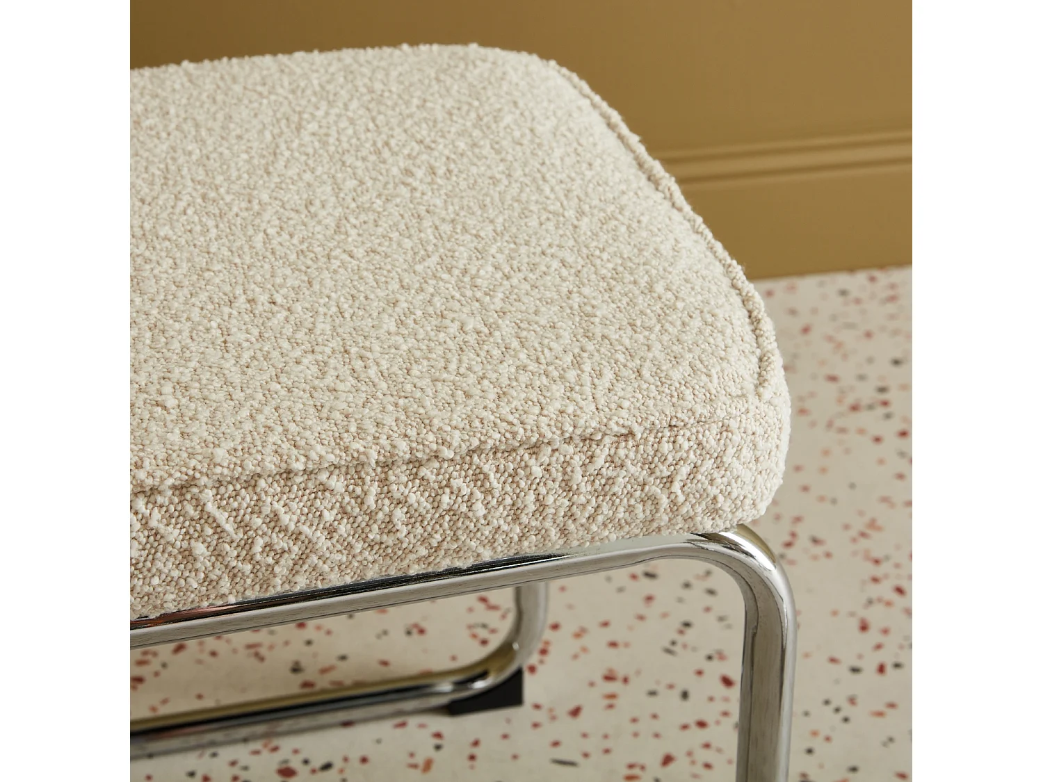 Lot de 2 chaises cantilever tissu bouclette texturée blanc cassé L46 x P54.5x H84.5cm