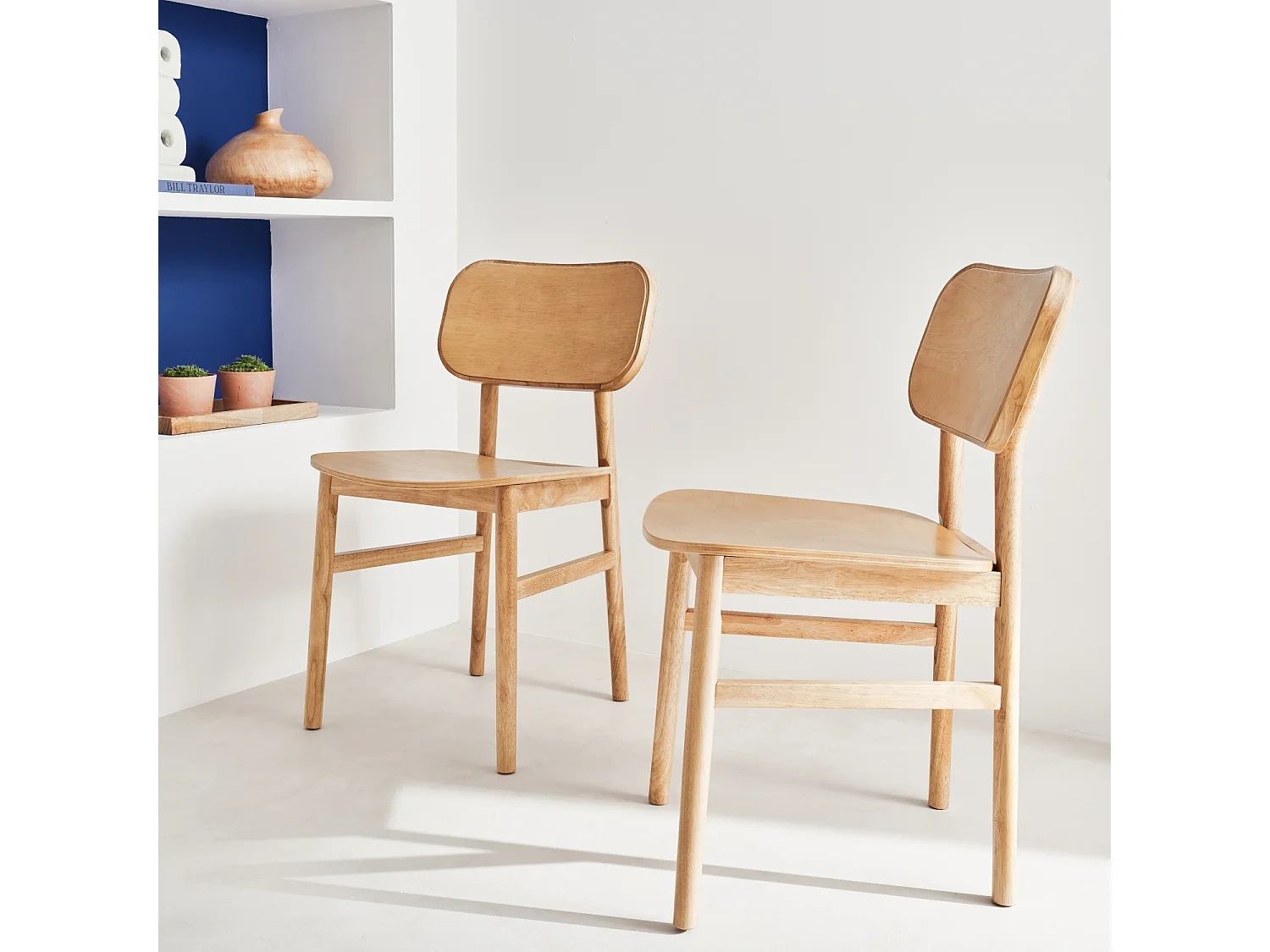 Lot de 2 chaises en bois d'hévéa. forme courbée. finition brossée