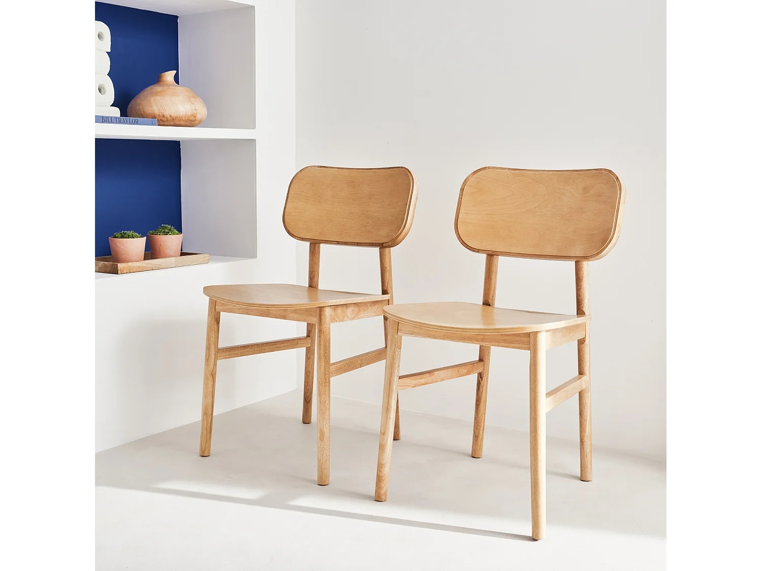 Lot de 2 chaises en bois d'hévéa. forme courbée. finition brossée