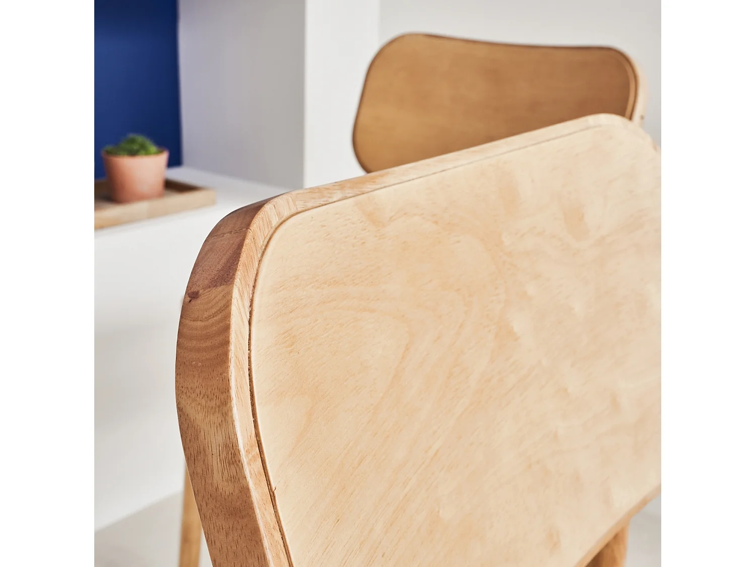 Lot de 2 chaises en bois d'hévéa. forme courbée. finition brossée