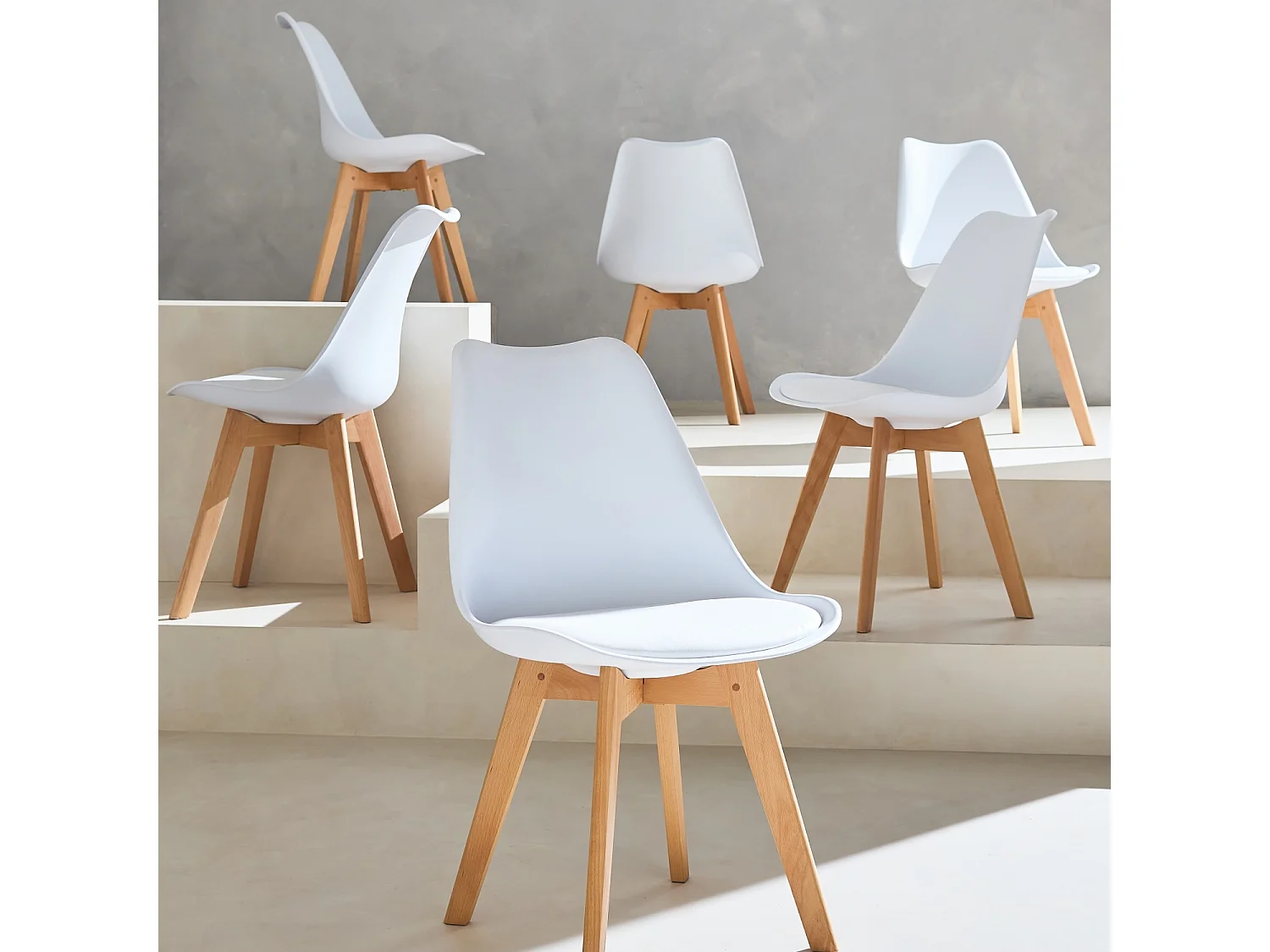 Lot de 6 chaises scandinaves. pieds bois de hêtre. chaises 1 place. blancs