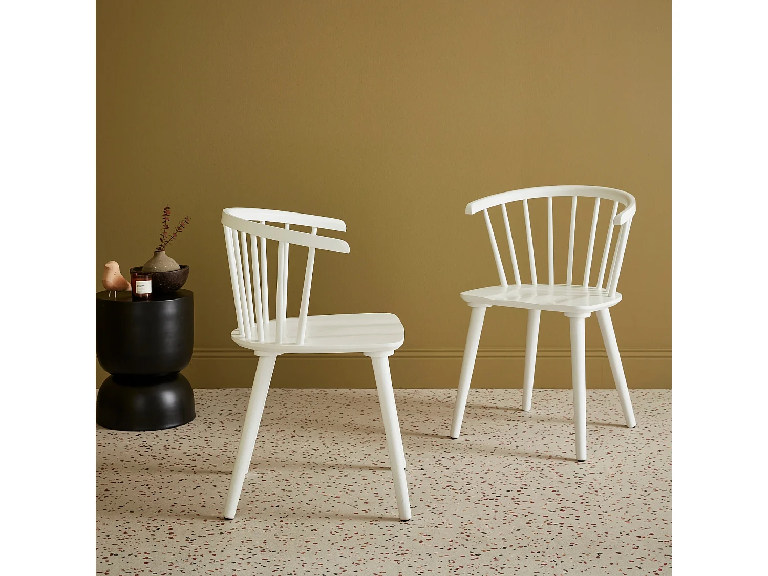 Lot de 2 chaises blanches à barreaux en bois et contreplaqué. Paula. L 51 x P 53 x H 75cm