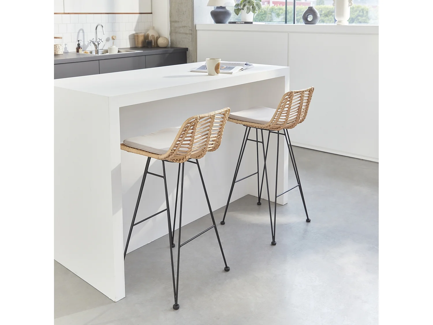 Lot de 2 tabourets de bar 67cm. métal et rotin. assise beige - Cahya