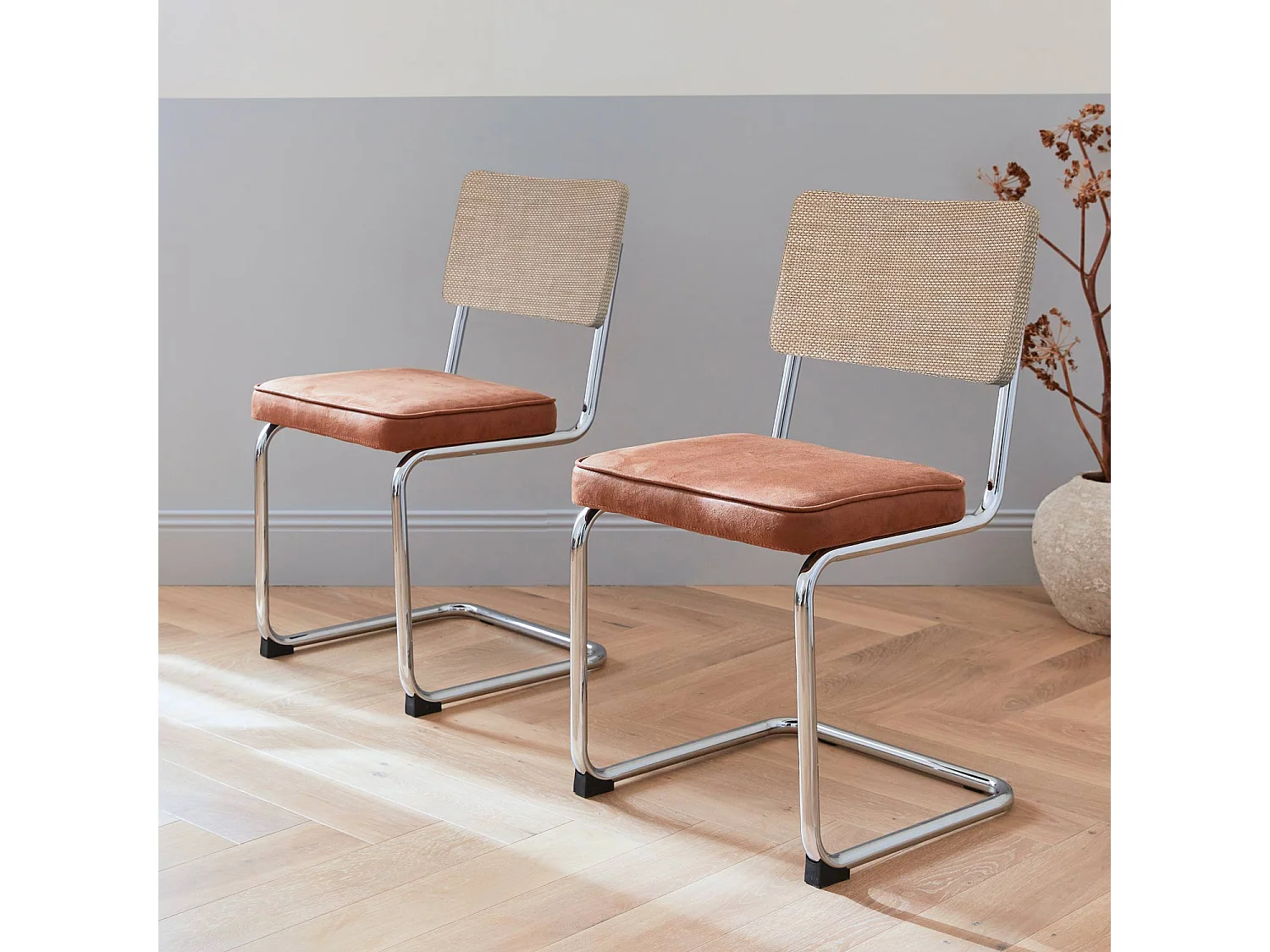 2 chaises cantilever - Maja - tissu marron clair et résine effet rotin. 46 x 54.5 x 84.5cm