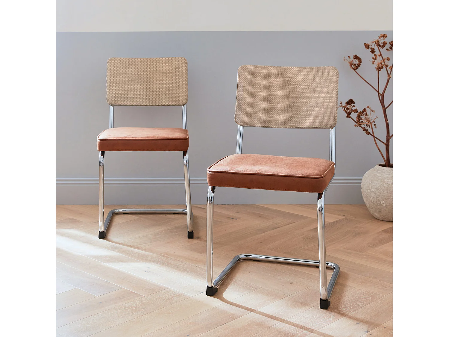 2 chaises cantilever - Maja - tissu marron clair et résine effet rotin. 46 x 54.5 x 84.5cm