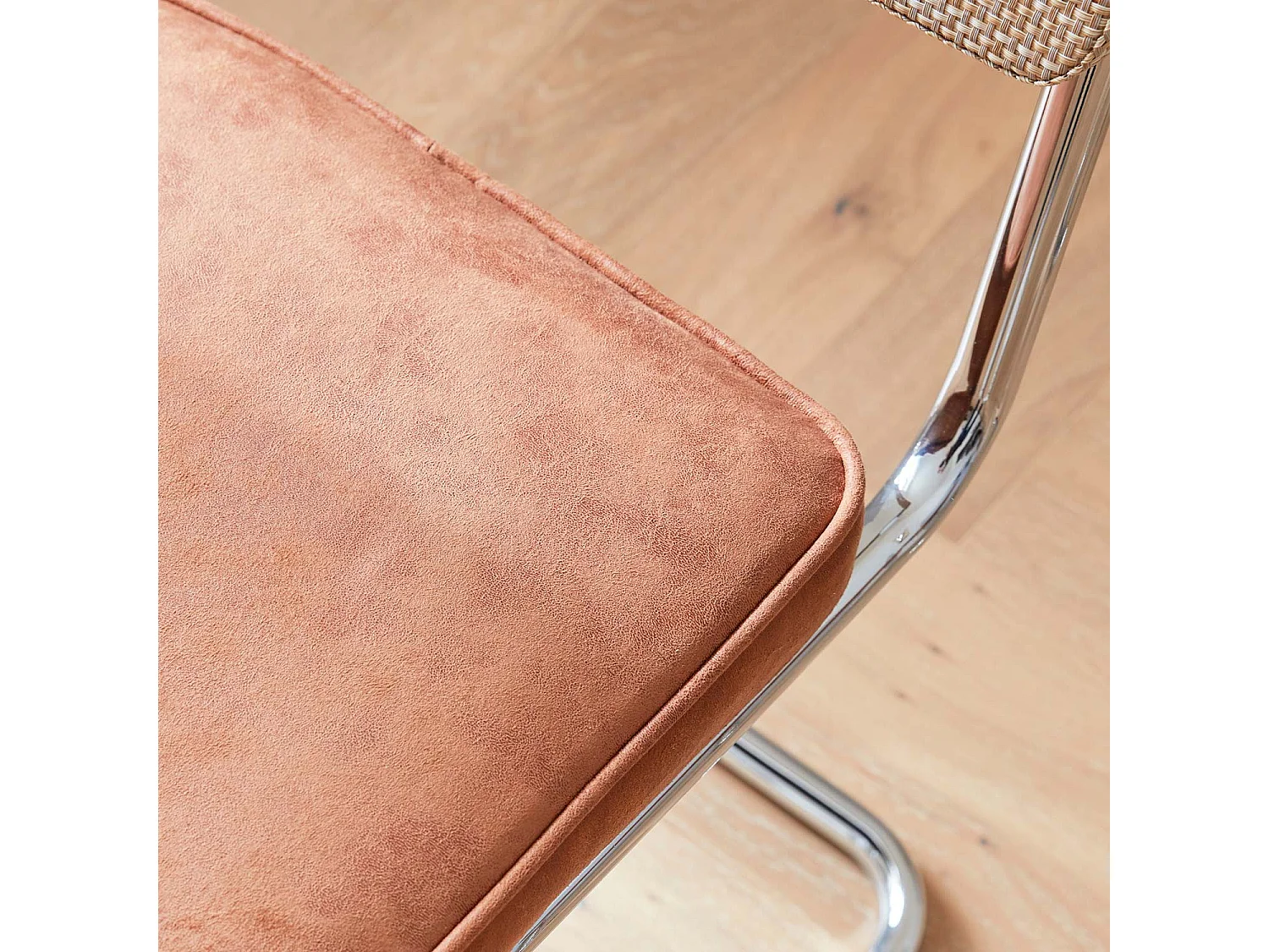 2 chaises cantilever - Maja - tissu marron clair et résine effet rotin. 46 x 54.5 x 84.5cm