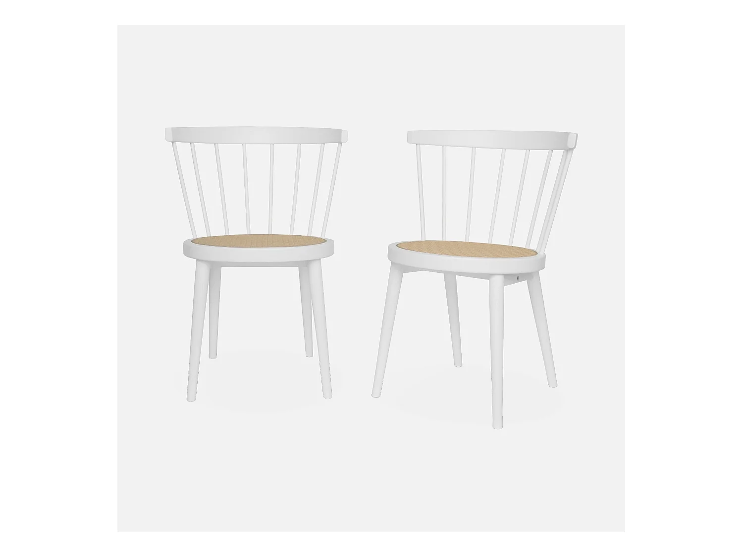 Lot de 2 chaises blanches en bois et cannage. Nora. L 54 x P 54 x H 76.5cm.