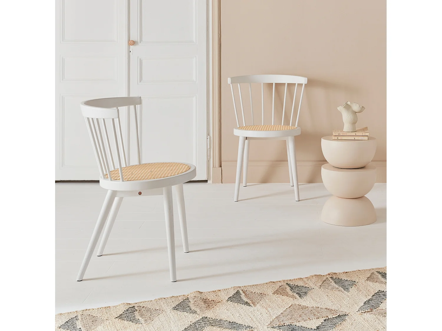 Lot de 2 chaises blanches en bois et cannage. Nora. L 54 x P 54 x H 76.5cm.