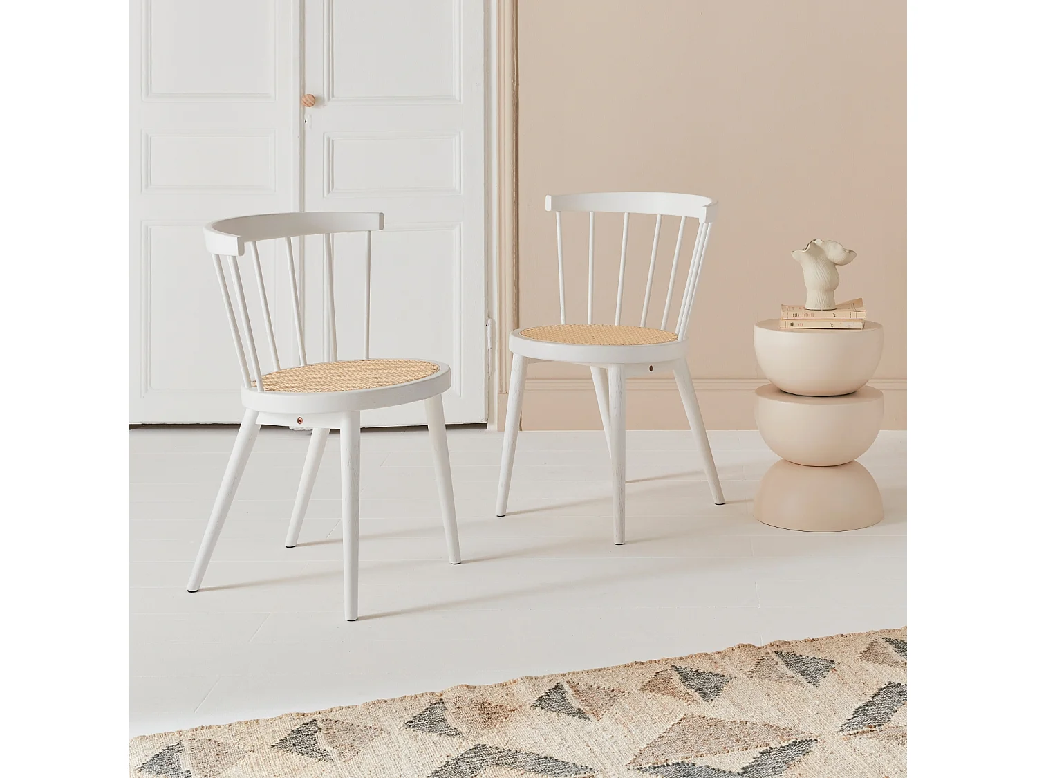 Lot de 2 chaises blanches en bois et cannage. Nora. L 54 x P 54 x H 76.5cm.