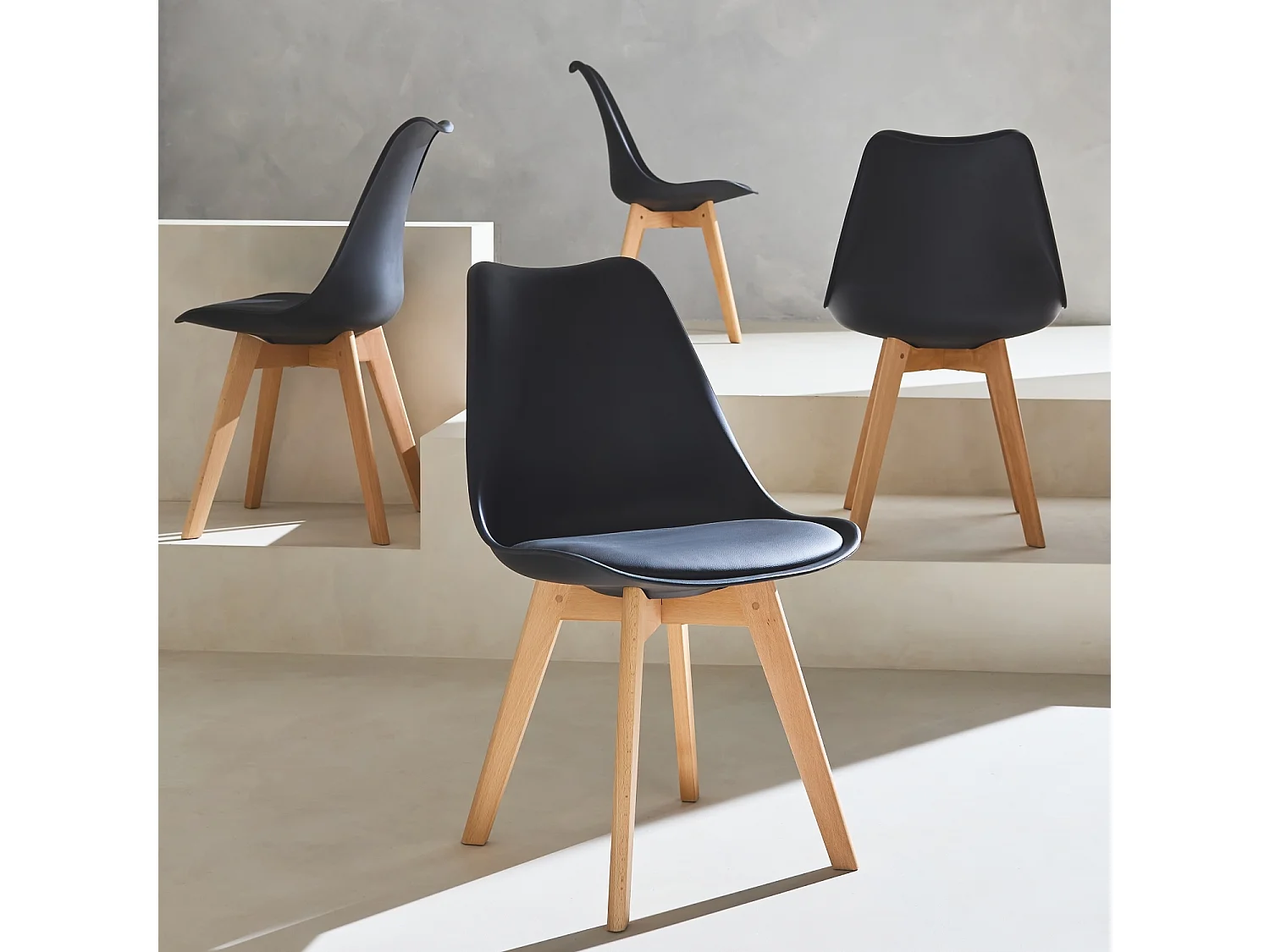 Lot de 4 chaises scandinaves. pieds bois de hêtre. chaise 1 place. noirs