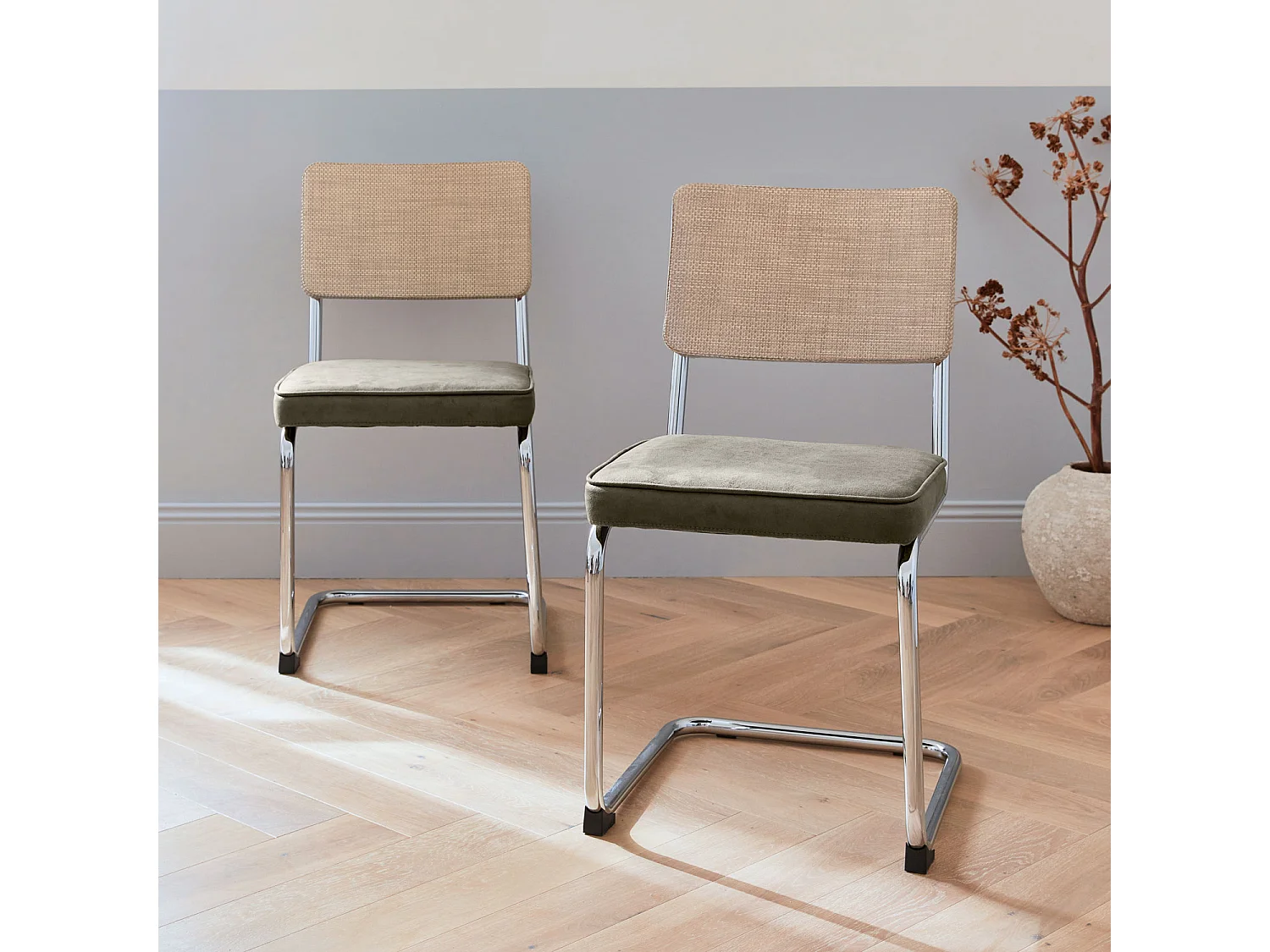 2 chaises cantilever - Maja - tissu kaki et résine effet rotin. 46 x 54.5 x 84.5cm