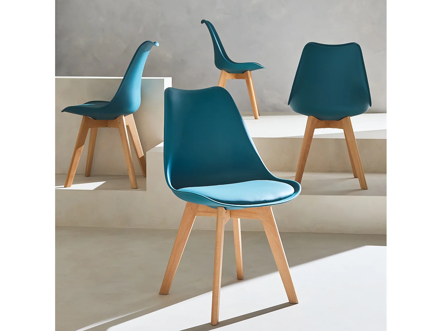 Set 4 sedie scandinave imbottite, gambe in legno , blu