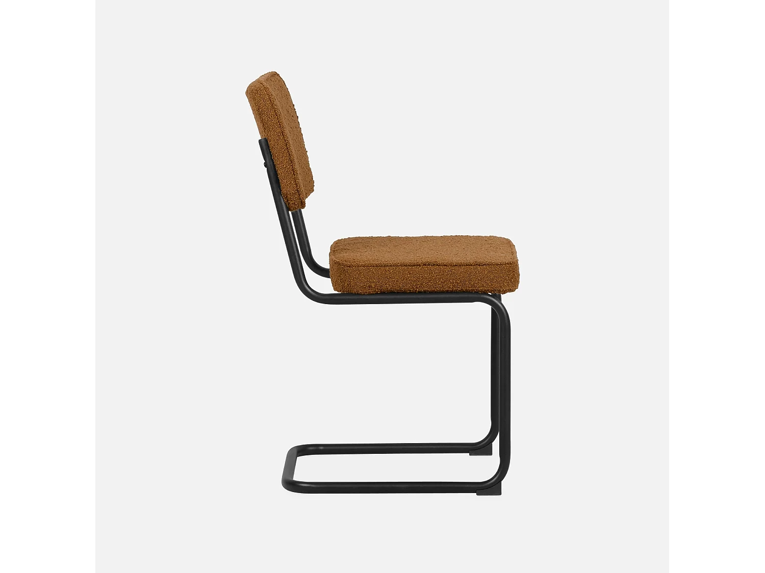 Lot de 2 chaises cantilever bouclette texturée ocre. Maja. L46 x P54.5x H84.5cm