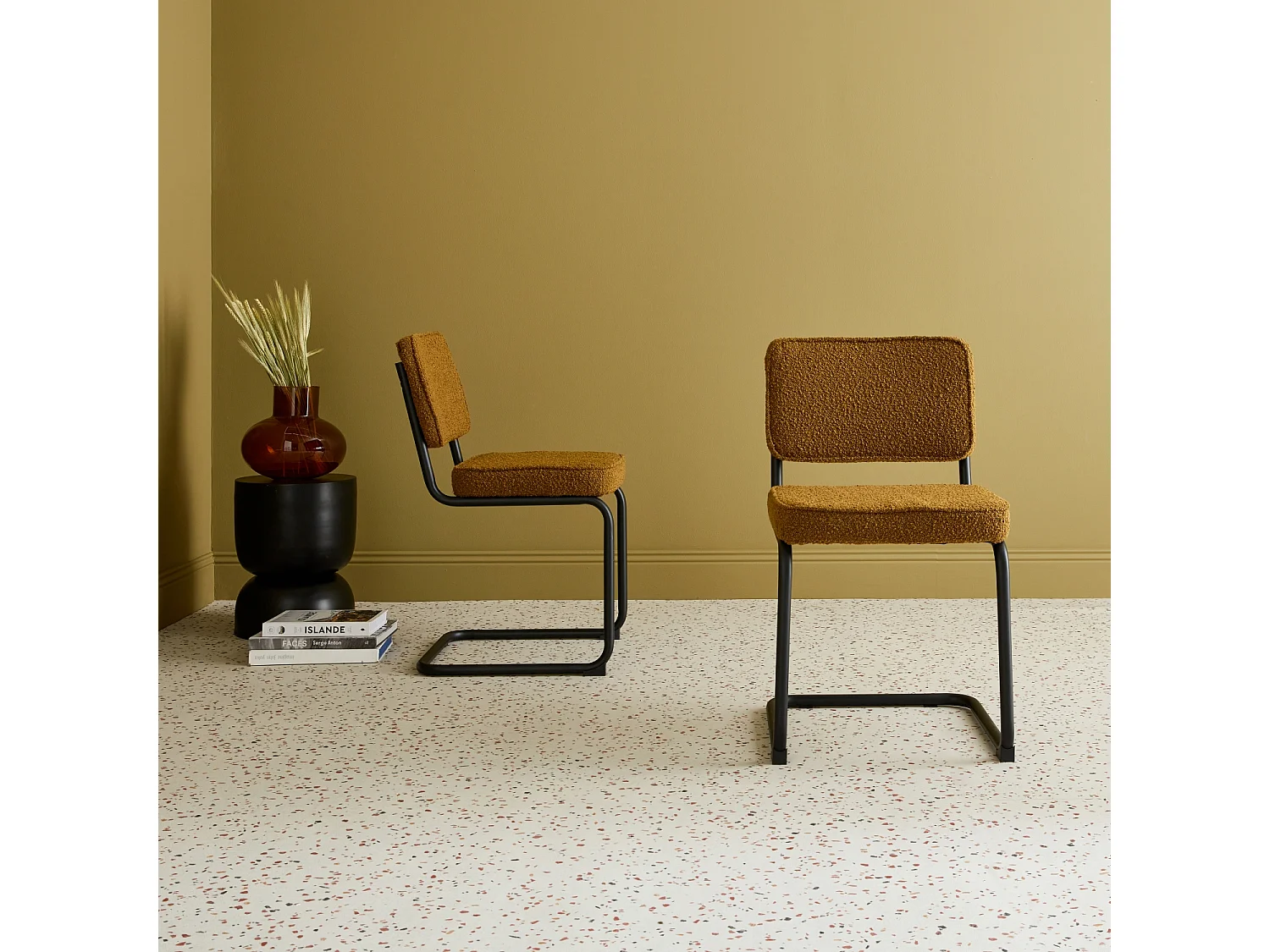 Lot de 2 chaises cantilever bouclette texturée ocre. Maja. L46 x P54.5x H84.5cm