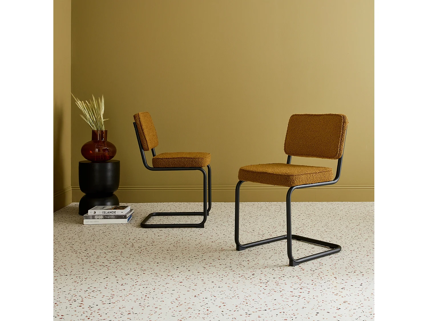 Lot de 2 chaises cantilever bouclette texturée ocre. Maja. L46 x P54.5x H84.5cm