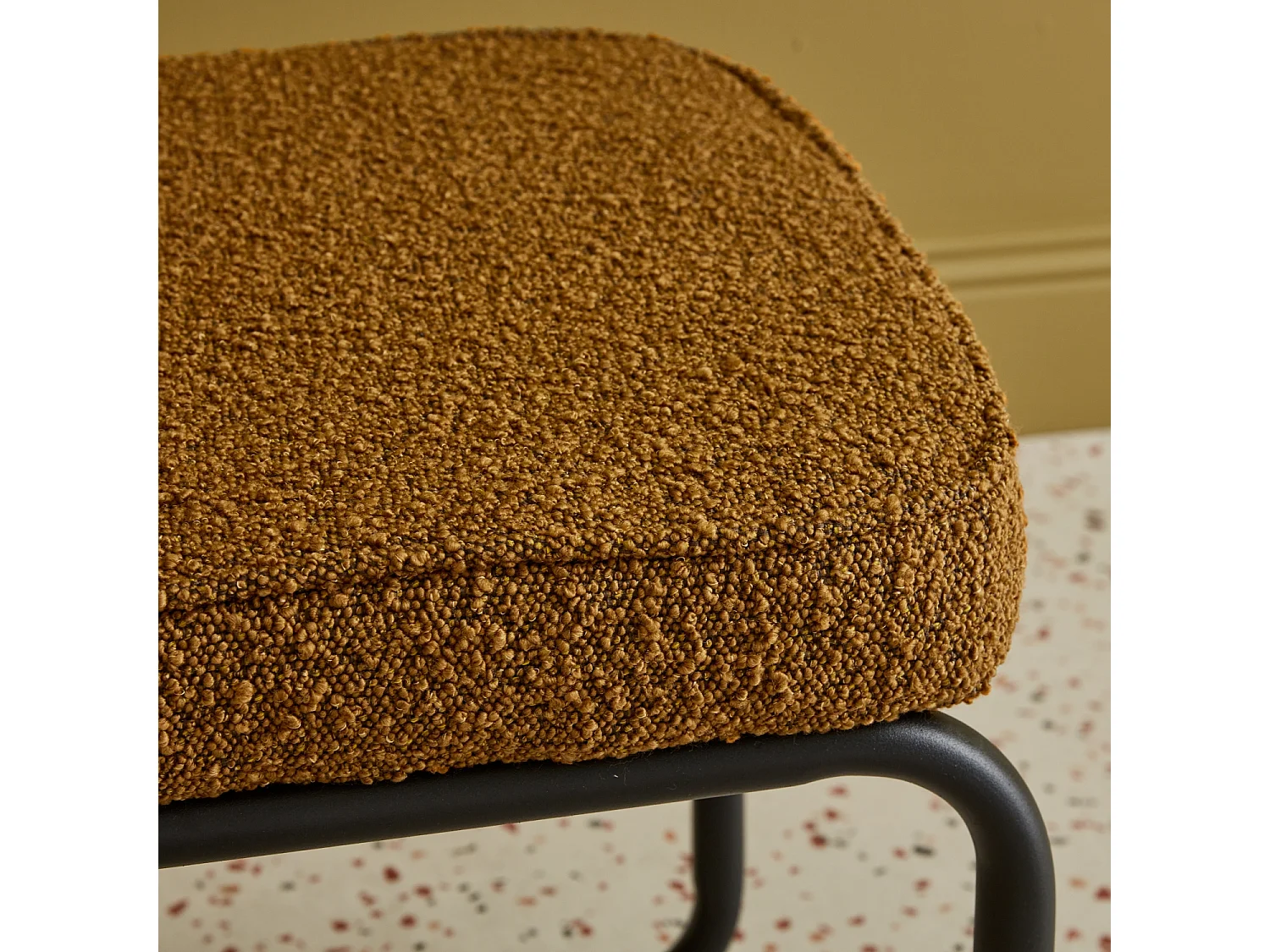 Lot de 2 chaises cantilever bouclette texturée ocre. Maja. L46 x P54.5x H84.5cm