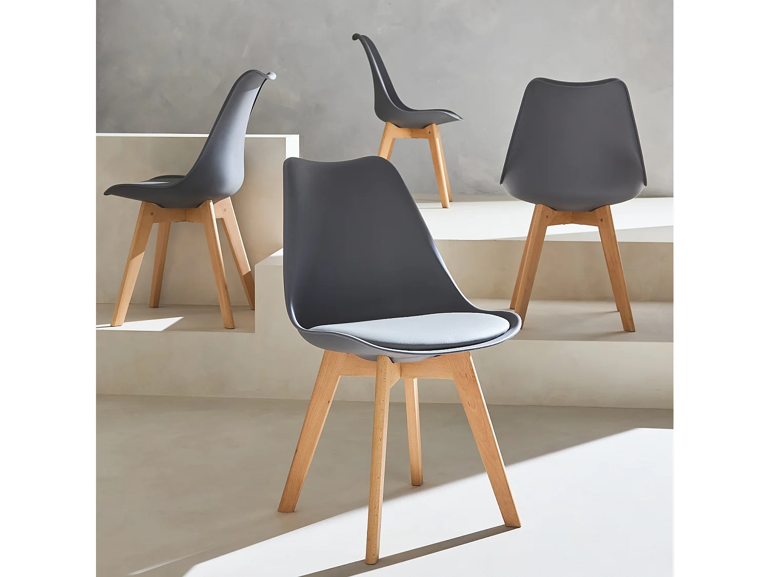 Silla escandinava con patas de madera de haya, set de 4 gris